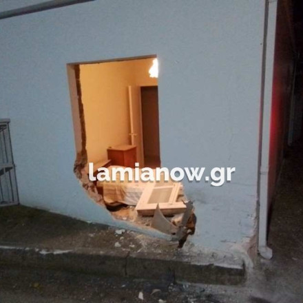 Λαμία: Απίστευτο τροχαίο - Αυτοκίνητο έπεσε σε σπίτι και έριξε τον τοίχο