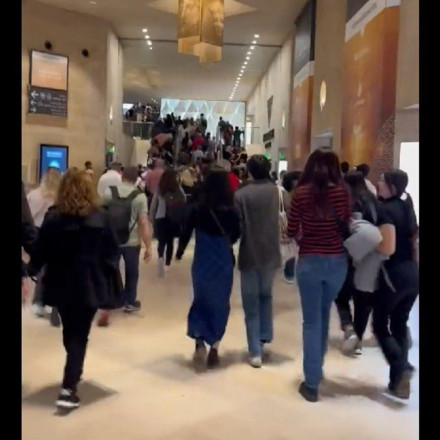 Εκκενώθηκε το Μουσείο του Λούβρου για λόγους ασφαλείας – Δείτε το βίντεο