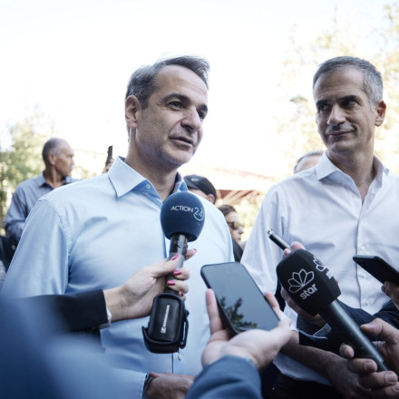 Βόλτα Μητσοτάκη και Μπακογιάννη στην πλατεία Βικτωρίας – Συνομίλησαν με κατοίκους, έβγαλαν selfies