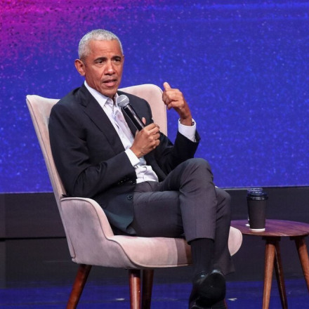 Με αγιοβασιλιάτικο σκούφο οι Χριστουγεννιάτικες ευχές του Ομπάμα