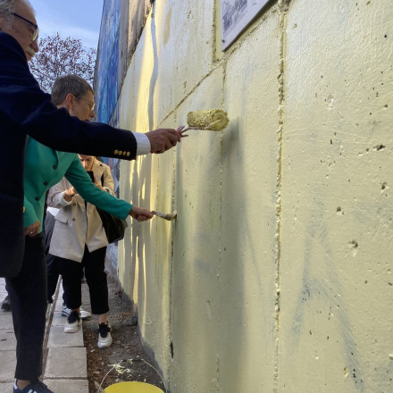 Η Πρόξενος της Γερμανίας σβήνει τα συνθήματα στην τοιχογραφία του Ολοκαυτώματος