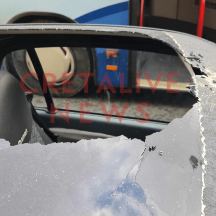 Ηράκλειο Κρήτης: Τμήμα μπαλκονιού έπεσε πάνω σε αυτοκίνητο