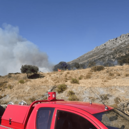 Ρέθυμνο : Φωτιά στο χωριό Αμάρι - Επιχειρούν 12 πυροσβεστικά οχήματα