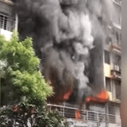 Ινδία: Νεκροί μια γυναίκα και ένα 8χρονο παιδί από φωτιά σε πολυκατοικία