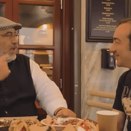 «Θα Φας Καλά»: Ο Σωτήρης Καλυβάτσης στο «Hoocut» και στη «Στοά Κεραμεικός»