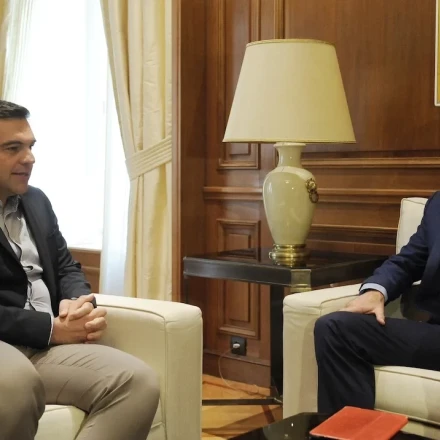 Τετ α τετ Παπανδρέου -Τσίπρα στο Στρασβούργο - Το πρωτοσέλιδο και οι εξηγήσεις