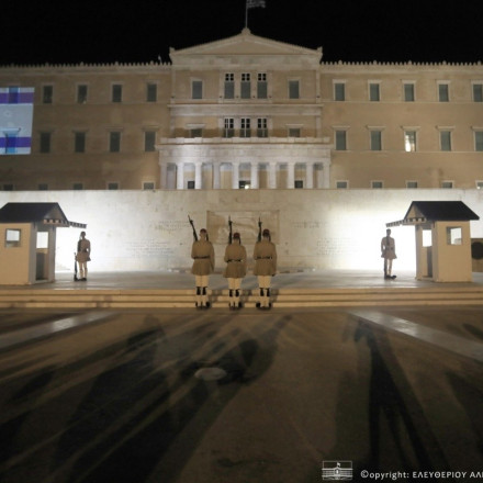 Βουλή: Φωταγωγήθηκε στα χρώματα της σημαίας του Ισραήλ ως ένδειξη συμπαράστασης