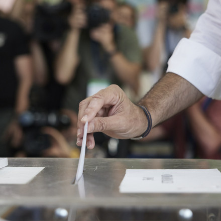 Δημοσκοπήσεις: Για τρεις πίνακες χαίρονται στην «αμούσκευτη» ΝΔ