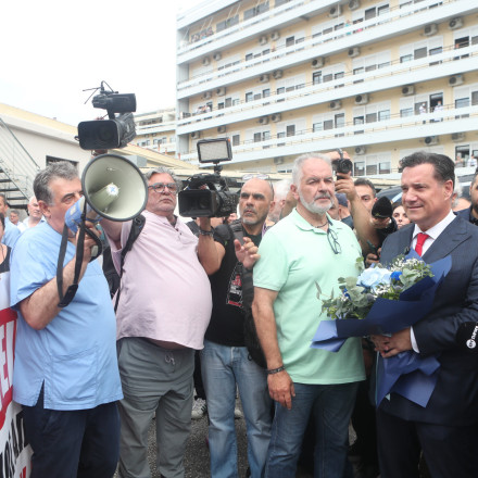 Ιπποκράτειο: Ένταση υγειονομικών και Άδωνι - «Πόσα παίρνεις από τους κλινικάρχες, έβαλες και μαλλιά»