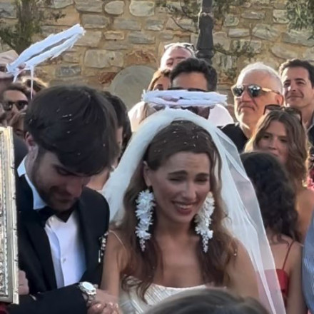 Μελία Κράιλινγκ - Νίκος Καλαντζόπουλος: Ο παραμυθένιος γάμος στη Σύρο και το πάρτι γεμάτο απρόοπτα