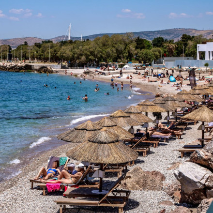 Σταθερός κίνδυνος για τις ελληνικές παραλίες η πλαστική ρύπανση