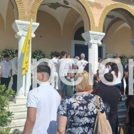 Οδύνη στην Πάτρα: Το τελευταίο αντίο σε πατέρα και γιο που σκοτώθηκαν σε τροχαίο με μοτοσικλέτα