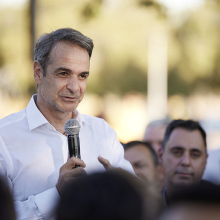 Μητσοτάκης από Βούλα: Ο «τζάμπα 1» συναγωνίζεται τον «τζάμπα 2» – Όποιος υπόσχεται θα σας τα πάρει