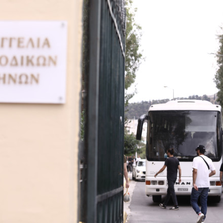 Στην Ευελπίδων οι έξι συλληφθέντες για το κύκλωμα διαφθοράς στις πολεοδομίες της Αττικής