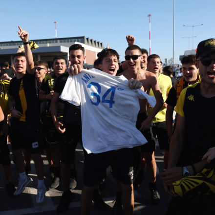 Ο Γιάννης Αντετοκούνμπο στο αεροδρόμιο «Μακεδονία» μέσω... φανέλας