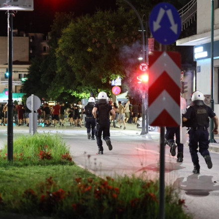 Λάρισα: Ένταση έξω από την οικία του μεγαλομετόχου της ΑΕΛ –Επεισόδια οπαδών με αστυνομικές δυνάμεις