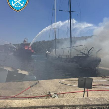 Συναγερμός στη Σαλαμίνα: Φωτιά σε πλοιάριο - Μεγάλη κινητοποίηση της Πυροσβεστικής