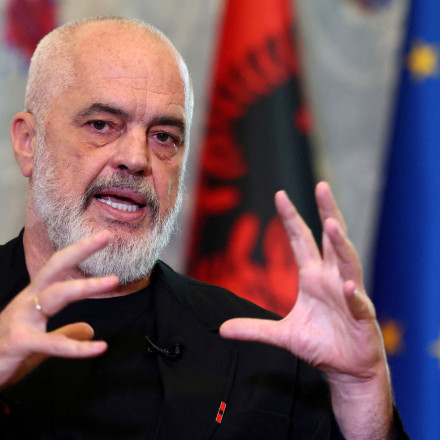 Ένταση στη Νέα Υόρκη: Διαδηλωτές πέταξαν αυγά στον Έντι Ράμα έξω από τον ΟΗΕ