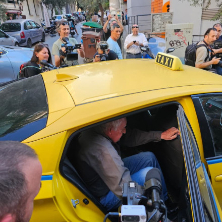 Στο δρόμο για τη φυλακή ο Αλέξανδρος Γιωτόπουλος - Μεταφέρθηκε με ταξί από το σπίτι του στο Βύρωνα