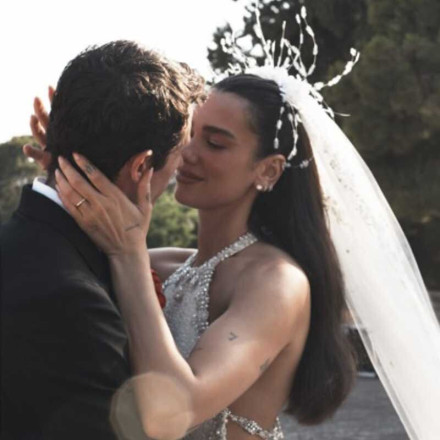 Dua Lipa και Callum Turner: Οι πρώτες φωτογραφίες από τον γάμο τους – Ο χορός, το φιλί και το τριήμερο γλέντι στη Σικελία