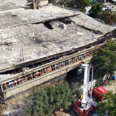 Κατέρρευσε πλήρως η οροφή του εργοστασίου στο Αιγάλεω - Συνεχίζεται η επιχείρηση κατάσβεσης