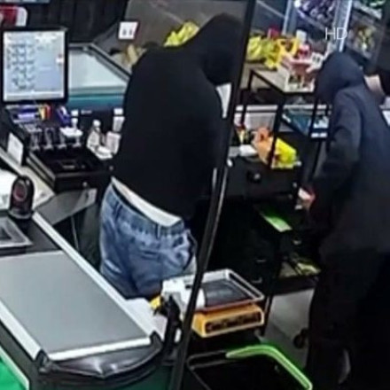 Βίντεο από σπείρα ληστών που «χτυπούσε» σε Χαλκιδική, Πέλλα, Λάρισα - Απείλησαν υπάλληλο με όπλο