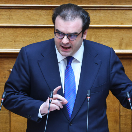 Πιερρακάκης: «100.000 πολίτες θα δουν μείωση στη δόση τους, ακόμα και κατά 300 ευρώ τον μήνα»