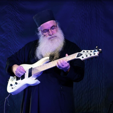 Ορθόδοξη ψαλμωδία και metal σε μία σκηνή: Ο ιερέας Διονύσιος Ταμπάκης μάγεψε το κοινό στο Άργος
