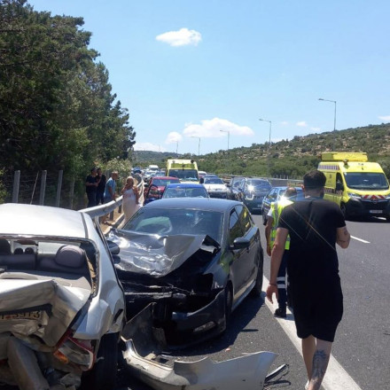 Σοβαρό τροχαίο στην ΕΟ Κορίνθου - Τριπόλεως με 4 Ι.Χ - Ενεπλάκη ασθενοφόρο