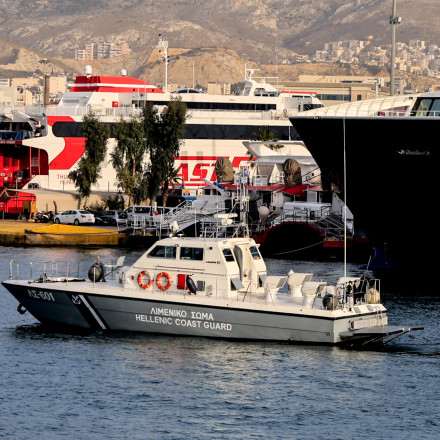 Πειραιάς: Πετρέλαιο εκτοξεύτηκε σε επιβάτες κατά τον ανεφοδιασμό πλοίου - Δημιουργήθηκε κηλίδα
