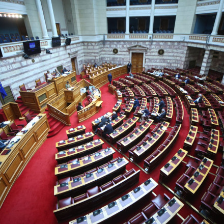 Κατά πλειοψηφία ψηφίσθηκε το νομοσχέδιο και η τροπολογία για τις ρυθμίσεις του νόμου Κατσέλη