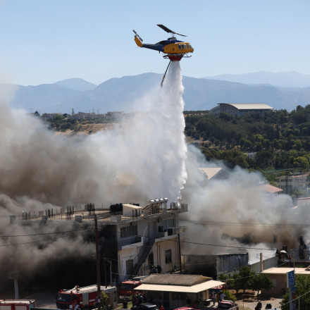 Φωτιά στο Ηράκλειο: Βελτιωμένη η εικόνα στην αποθήκη ξυλείας - Σπίτι παραδόθηκε στις φλόγες