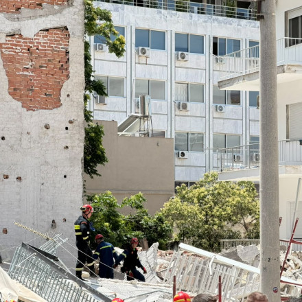 Κατάρρευση πολυκατοικίας στα Πετράλωνα: Βγήκε να πάρει φάρμακα και σώθηκε τελευταία στιγμή