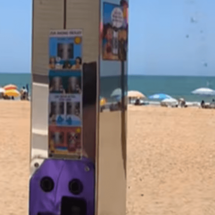 Από το λάστιχο στο QR: Γιατί η «έξυπνη» ντουζιέρα στις παραλίες διχάζει την Ισπανία