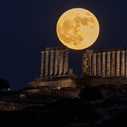 Η Αθήνα σήκωσε το βλέμμα στον ουρανό: Το «Φεγγάρι της Φράουλας» χάρισε μαγευτικές εικόνες