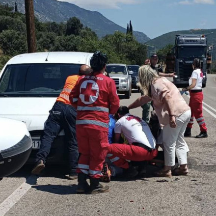 Ελληνικός Ερυθρός Σταυρός: Εθελοντές προσέφεραν πρώτες βοήθειες σε τραυματία τροχαίου στο Δίστομο