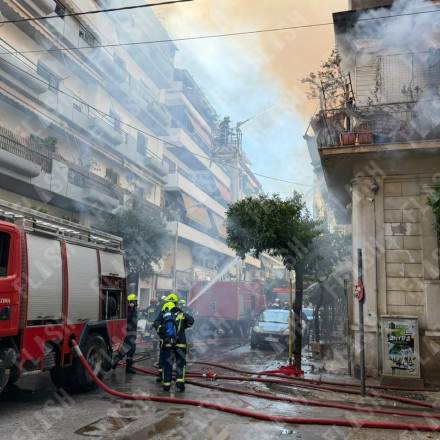 Καλλιθέα: Η συγκλονιστική στιγμή που η ηλικιωμένη πηδάει από το μπαλκόνι για να σωθεί από τις φλόγες