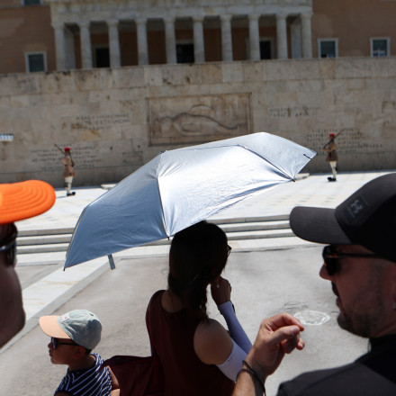 Καιρός: Μακριά από τον καύσωνα η Ελλάδα – Ήπιες θερμοκρασίες και τοπικές βροχές στα ορεινά