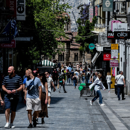 «Μπλακ άουτ» στην Ερμού: Στο σκοτάδι καταστήματα ρούχων, εστίασης και σούπερ μάρκετ