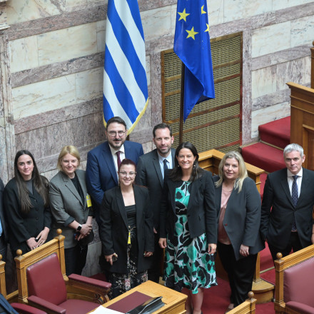 Βουλή: Ψηφίστηκε το νομοσχέδιο για ίση αμοιβή ανδρών-γυναικών και ένταξη υγειονομικών στα βαρέα