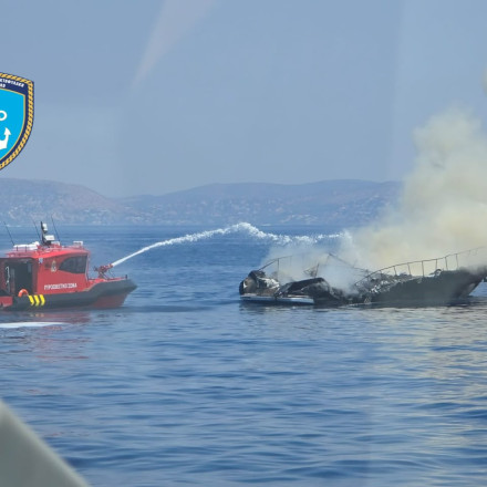 Βουλιαγμένη: Βυθίστηκε το σκάφος που είχε πάρει φωτιά - Βίντεο από τη μεγάλη επιχείρηση