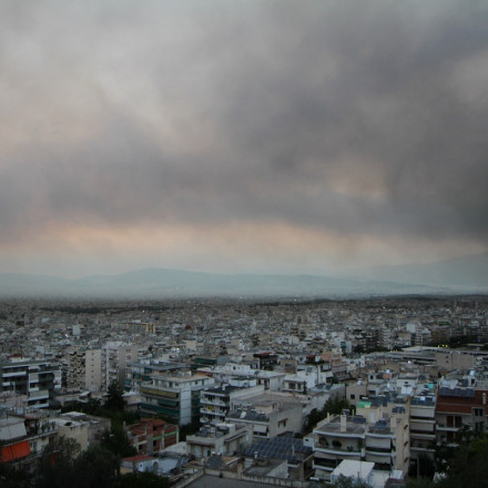 Μέχρι την Αττική έφτασε το τοξικό νέφος από το Ωραιόκαστρο: Ποιοι κινδυνεύουν, πώς θα προστατευτείτε