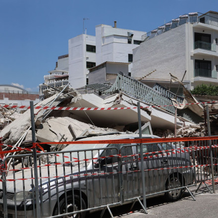 Παραμένουν τα συντρίμμια της κατάρρευσης στα Πετράλωνα: «Κολλά» στη γραφειοκρατία η απομάκρυνση
