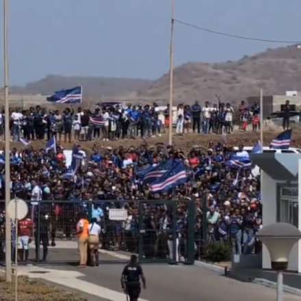 Τρέλα για τους ήρωες του Πράσινου Ακρωτηρίου στην άφιξη της αποστολής της ομάδας