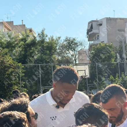«Όλοι στα Σεπόλια, τώρα!»: Λατρεία για τον Γιάννη Αντετοκούνμπο στο γήπεδο του Τρίτωνα
