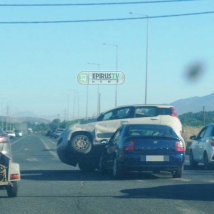 Ιωάννινα: Tροχαίο στην Περιφερειακή – Αυτοκίνητο «καβάλησε» άλλο όχημα