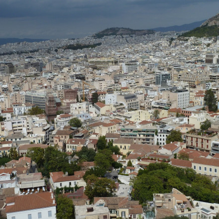 Πώς η πολυκατοικία κατέκτησε την Ελλάδα και γιατί σήμερα «γερνάει»