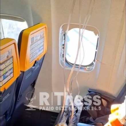 Πτήση-θρίλερ από Θεσσαλονίκη: Επιβάτης βγήκε στον αέρα για 5 λεπτά όταν έσπασε το παράθυρο
