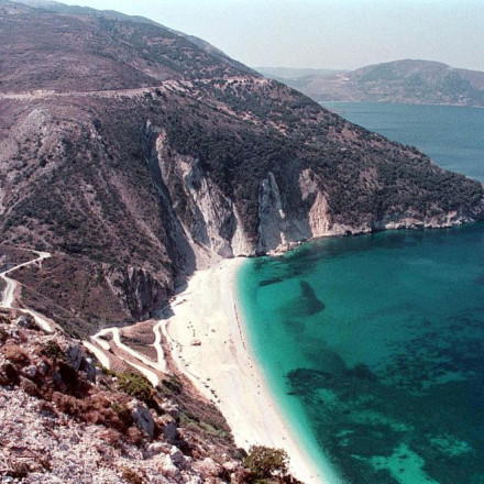 Κεφαλονιά: Σε επιφυλακή οι αρχές μετά τις κατολισθήσεις στην παραλία του Μύρτου