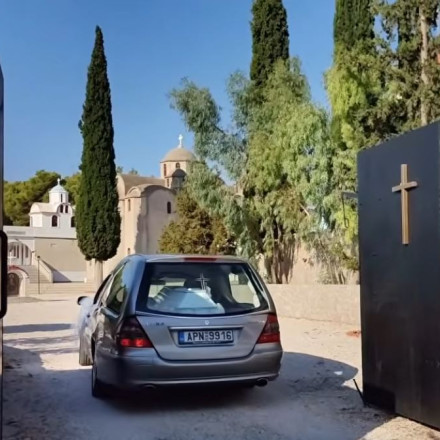 Άργος: Θρήνος στην κηδεία του 20χρονου Θοδωρή που πυροβολήθηκε από αστυνομικούς